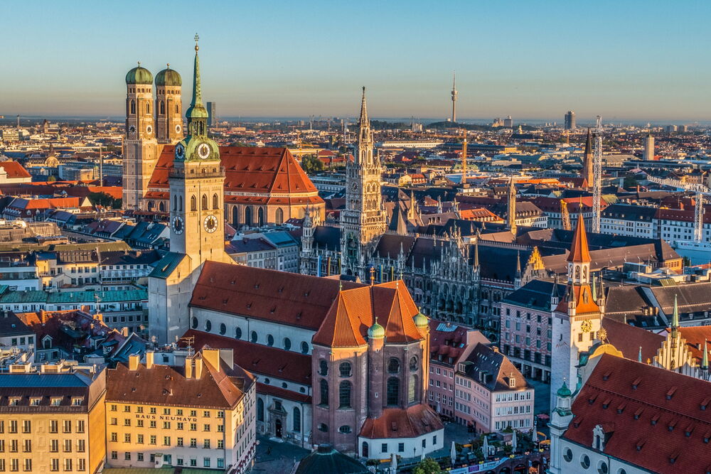 Luftansicht der Innenstadt München mit Rathaus und Frauenkirche
